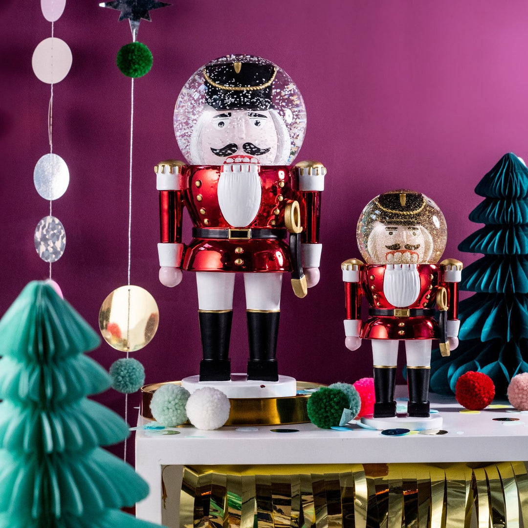 THE SHINY NUTCRACKER - Dekofigur Nussknacker mit Glitzerkugel | Donkey Products