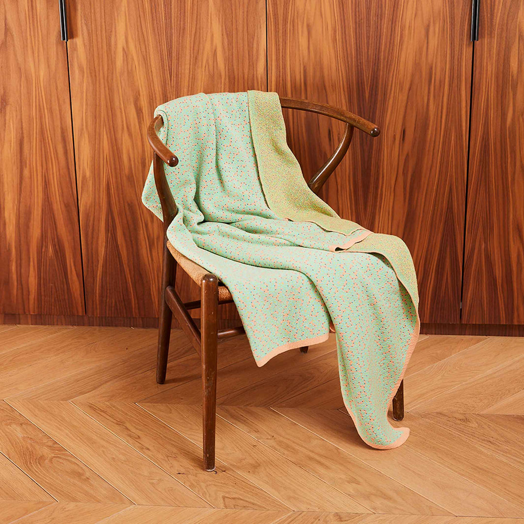 BITMAP LABYRINTH Fresh Green - hellgüne TAGESDECKE - 180x140 cm - 90% Baumwolle | Cristian Zuzunaga